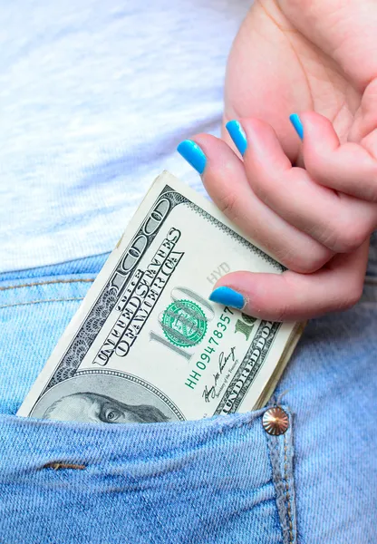 Женщина руку принимая деньги от задний карман джинсов — стоковое фото