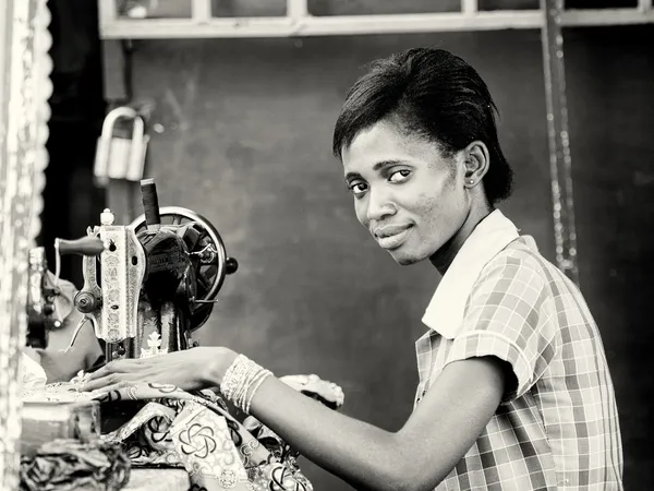 Ганский Женщина шьет с использованием швейная машина — стоковое фото
