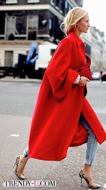 Уличная модница в красном oversized пальто
