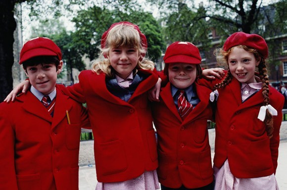Четверо первоклашек в традиционной школьной форме Англии.