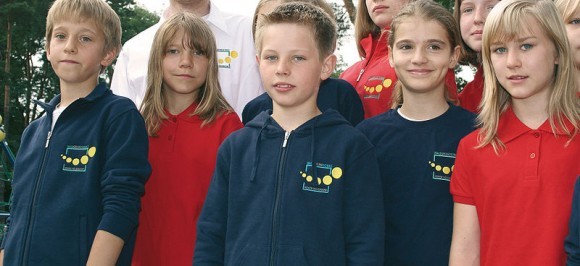 В Германии школьная форма не приветствуется: она ассоциируется с униформой гитлерюгенда. В некоторых школах введена единая школьная одежда, в разработке которой могут принимать участие сами ученики, но назвать это формой трудно: